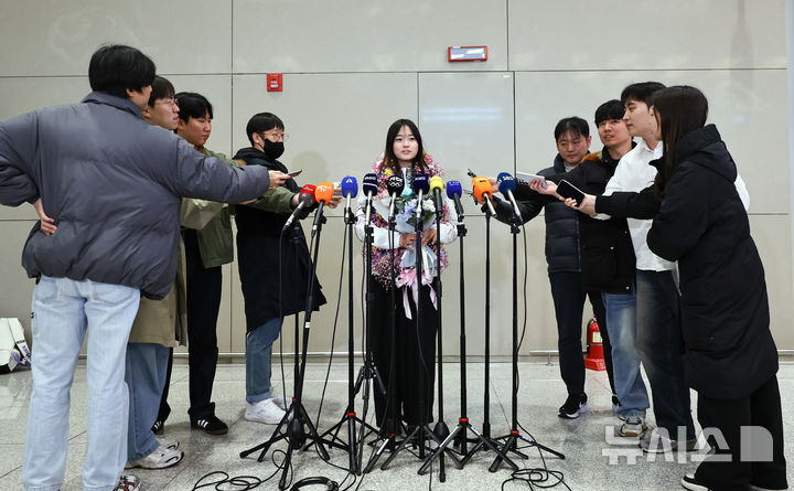 [인천공항=뉴시스] 최진석 기자 = 2026 밀라노·코르티나담페초 동계 올림픽 스노보드 여자 하프파이프 금메달을 획득한 최가온이 16일 인천국제공항 제2여객터미널을 통해 귀국해 인터뷰를 하고 있다. 최가온은 한국 설상 종목 1호 금메달리스트가 됐다. 이는 이번 대회에서 수확한 한국 선수단의 첫 금메달이다. 2026.02.16. myjs@newsis.com
