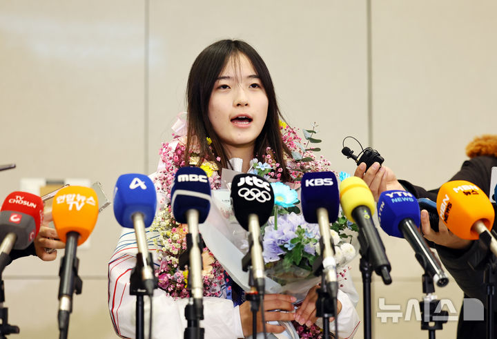 [인천공항=뉴시스] 최진석 기자 = 2026 밀라노·코르티나담페초 동계 올림픽 스노보드 여자 하프파이프 금메달을 획득한 최가온이 16일 인천국제공항 제2여객터미널을 통해 귀국해 인터뷰를 하고 있다. 최가온은 한국 설상 종목 1호 금메달리스트가 됐다. 이는 이번 대회에서 수확한 한국 선수단의 첫 금메달이다. 2026.02.16. myjs@newsis.com