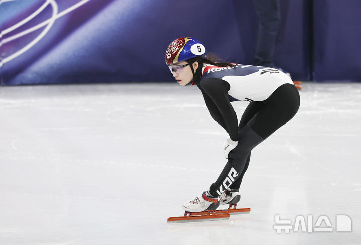[밀라노=뉴시스] 김근수 기자 = 쇼트트랙 최민정이 16일(현지 시간) 이탈리아 밀라노 아이스 스케이팅 아레나에서 열린 2026 밀라노·코르티나 담페초 동계올림픽 쇼트트랙 여자 1000m 준준결승에서 경기를 마치고 숨을 고르고 있다. 2026.02.16. ks@newsis.com