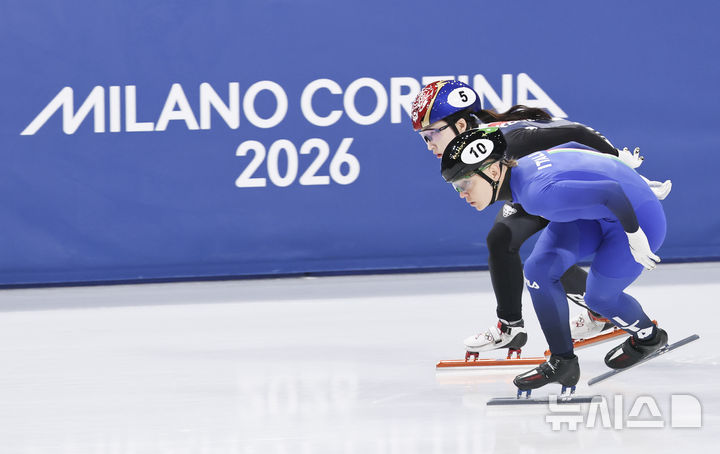 [밀라노=뉴시스] 김근수 기자 = 쇼트트랙 최민정이 16일(현지 시간) 이탈리아 밀라노 아이스 스케이팅 아레나에서 열린 2026 밀라노·코르티나 담페초 동계올림픽 쇼트트랙 여자 1000m 준준결승에서 역주하고 있다. 2026.02.16. ks@newsis.com