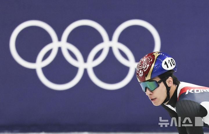 [밀라노=뉴시스] 김근수 기자 = 쇼트트랙 황대헌이 16일(현지 시간) 이탈리아 밀라노 아이스 스케이팅 아레나에서 열린 2026 밀라노·코르티나 담페초 동계올림픽 쇼트트랙 남자 500m 예선에서 레이스를 마치고 숨을 고르고 있다. 2026.02.16. ks@newsis.com