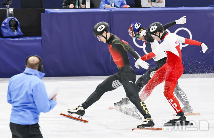 [밀라노=뉴시스] 김근수 기자 = 쇼트트랙 황대헌이 16일(현지 시간) 이탈리아 밀라노 아이스 스케이팅 아레나에서 열린 2026 밀라노·코르티나 담페초 동계올림픽 쇼트트랙 남자 500m 예선에서 결승선에 들어오고 있다. 2026.02.16. ks@newsis.com