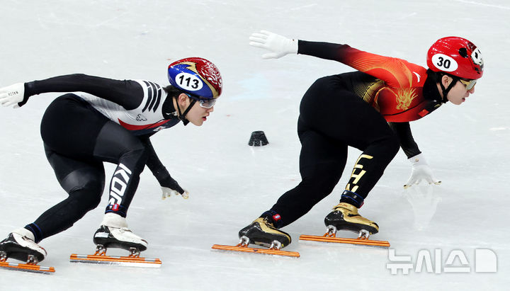 [밀라노=뉴시스] 박주성 기자 = 16일 (현지 시간) 이탈리아 밀라노 아이스 스케이팅 아레나 경기장에서 열린 2026 밀라노·코르티나담페초 동계올림픽 쇼트트랙 남자 500m 예선에서 임종언과 중국의 린샤오쥔이 역주하고 있다. 2026.02.16. park7691@newsis.com