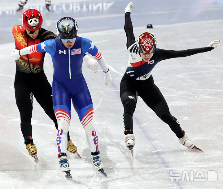 [밀라노=뉴시스] 박주성 기자 = 16일 (현지 시간) 이탈리아 밀라노 아이스 스케이팅 아레나 경기장에서 열린 2026 밀라노·코르티나담페초 동계올림픽 쇼트트랙 남자 500m 예선에서 임종언이 조3위로 결승선을 통과하고 있다. 2026.02.16. park7691@newsis.com