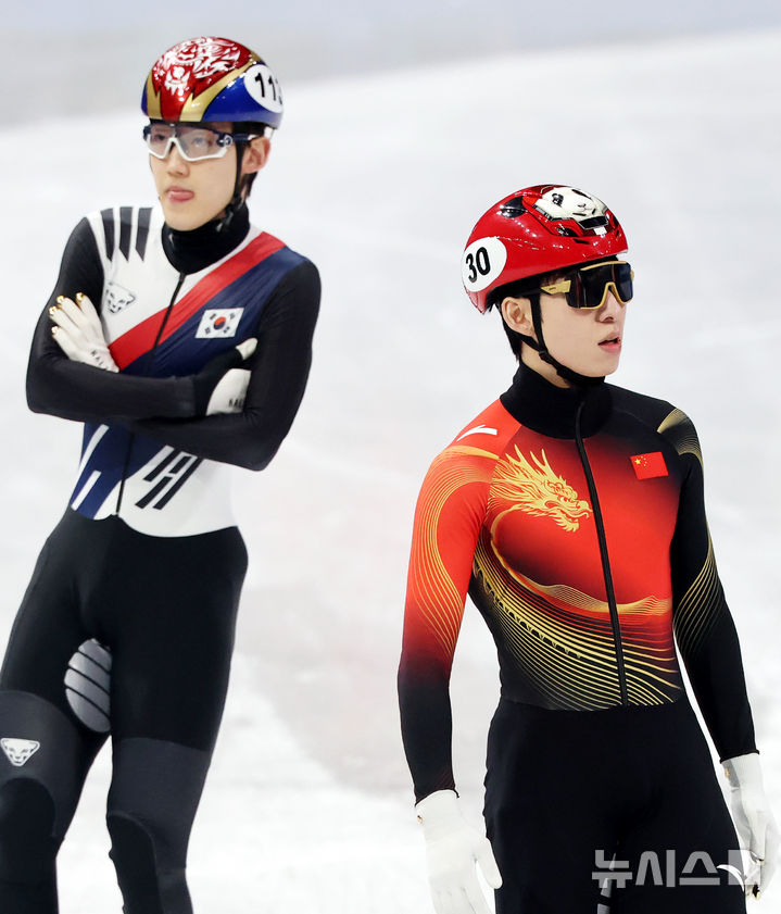 [밀라노=뉴시스] 박주성 기자 = 16일 (현지 시간) 이탈리아 밀라노 아이스 스케이팅 아레나 경기장에서 열린 2026 밀라노·코르티나담페초 동계올림픽 쇼트트랙 남자 500m 예선에서 임종언과 중국의 린샤오쥔이 경기 전 몸을 풀고 있다. 2026.02.16. park7691@newsis.com