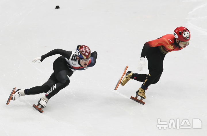 [밀라노=뉴시스] 김근수 기자 = 쇼트트랙 임종언이 16일(현지 시간) 이탈리아 밀라노 아이스 스케이팅 아레나에서 열린 2026 밀라노·코르티나 담페초 동계올림픽 쇼트트랙 남자 500m 예선에서 역주하고 있다. 2026.02.16. ks@newsis.com