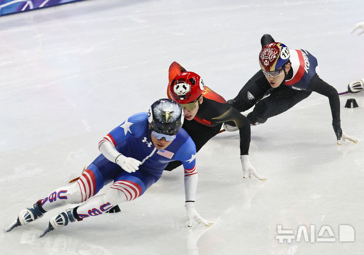 [밀라노=뉴시스] 김근수 기자 = 쇼트트랙 임종언이 16일(현지 시간) 이탈리아 밀라노 아이스 스케이팅 아레나에서 열린 2026 밀라노·코르티나 담페초 동계올림픽 쇼트트랙 남자 500m 예선에서 역주하고 있다. 2026.02.16. ks@newsis.com