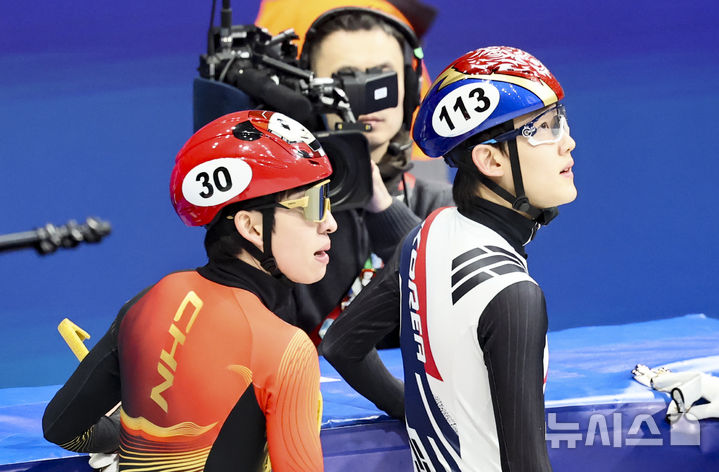 [밀라노=뉴시스] 김근수 기자 = 쇼트트랙 임종언과 한국 출신 중국 귀화 선수 쇼트트랙 린샤오쥔(한국명 임효준)이 16일(현지 시간) 이탈리아 밀라노 아이스 스케이팅 아레나에서 열린 2026 밀라노·코르티나 담페초 동계올림픽 쇼트트랙 남자 500m 예선에서 레이스를 마치고 기록을 확인하고 있다. 2026.02.16. ks@newsis.com