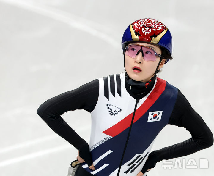 [밀라노=뉴시스] 박주성 기자 = 16일 (현지 시간) 이탈리아 밀라노 아이스 스케이팅 아레나 경기장에서 열린 2026 밀라노·코르티나담페초 동계올림픽 쇼트트랙 여자 1000m 준결승에서 최민정이 4위로 결승 진출에 실패하고 있다. 2026.02.16. park7691@newsis.com