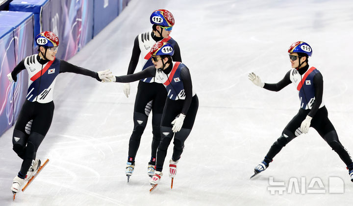 [밀라노=뉴시스] 박주성 기자 = 16일 (현지 시간) 이탈리아 밀라노 아이스 스케이팅 아레나 경기장에서 열린 2026 밀라노·코르티나담페초 동계올림픽 쇼트트랙 남자 5000m 계주 준결승에서 대한민국 대표팀이 1위로 결승에 진출하고 있다. 사진 왼쪽부터 임종언, 이준서, 신동민, 이정민. 2026.02.16. park7691@newsis.com