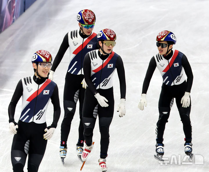 [밀라노=뉴시스] 박주성 기자 = 16일 (현지 시간) 이탈리아 밀라노 아이스 스케이팅 아레나 경기장에서 열린 2026 밀라노·코르티나담페초 동계올림픽 쇼트트랙 남자 5000m 계주 준결승에서 대한민국 대표팀이 1위로 결승에 진출하고 있다. 사진 왼쪽부터 임종언, 이준서, 신동민, 이정민. 2026.02.16. park7691@newsis.com