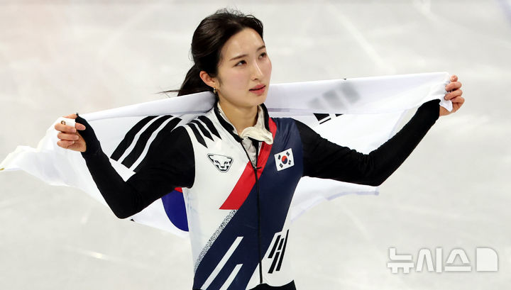 [밀라노=뉴시스] 박주성 기자 = 16일 (현지 시간) 이탈리아 밀라노 아이스 스케이팅 아레나 경기장에서 열린 2026 밀라노·코르티나담페초 동계올림픽 쇼트트랙 여자 1000m 결승에서 김길리가 동메달을 획득하고 태극기를 두르고 기뻐하고 있다. 2026.02.16. park7691@newsis.com