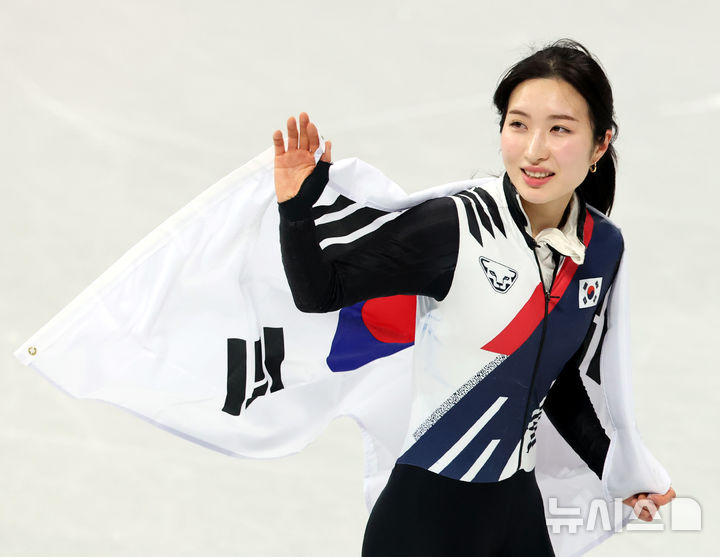 [밀라노=뉴시스] 박주성 기자 = 16일 (현지 시간) 이탈리아 밀라노 아이스 스케이팅 아레나 경기장에서 열린 2026 밀라노·코르티나담페초 동계올림픽 쇼트트랙 여자 1000m 결승에서 김길리가 동메달을 획득하고 태극기를 두르고 기뻐하고 있다. 2026.02.16. park7691@newsis.com