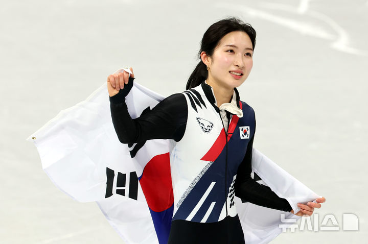 [밀라노=뉴시스] 박주성 기자 = 16일 (현지 시간) 이탈리아 밀라노 아이스 스케이팅 아레나 경기장에서 열린 2026 밀라노·코르티나담페초 동계올림픽 쇼트트랙 여자 1000m 결승에서 김길리가 동메달을 획득하고 태극기를 두르고 기뻐하고 있다. 2026.02.16. park7691@newsis.com