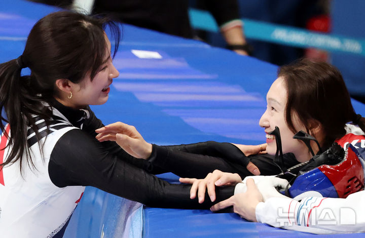 [밀라노=뉴시스] 박주성 기자 = 16일 (현지 시간) 이탈리아 밀라노 아이스 스케이팅 아레나 경기장에서 열린 2026 밀라노·코르티나담페초 동계올림픽 쇼트트랙 여자 1000m 결승에서 김길리가 동메달을 획득하고 팀 동료 최민정과 기쁨을 나누고 있다. 2026.02.16. park7691@newsis.com