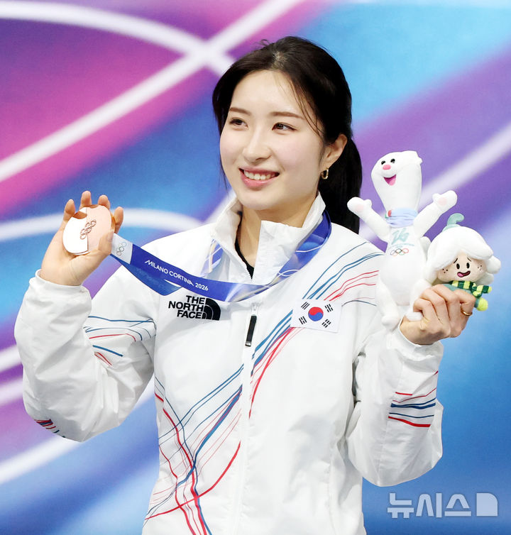 [밀라노=뉴시스] 박주성 기자 = 16일 (현지 시간) 이탈리아 밀라노 아이스 스케이팅 아레나 경기장에서 열린 2026 밀라노·코르티나담페초 동계올림픽 쇼트트랙 여자 1000m 결승에서 동메달을 획득한 김길리가 메달을 목에 걸고 기뻐하고 있다. 2026.02.16. park7691@newsis.com