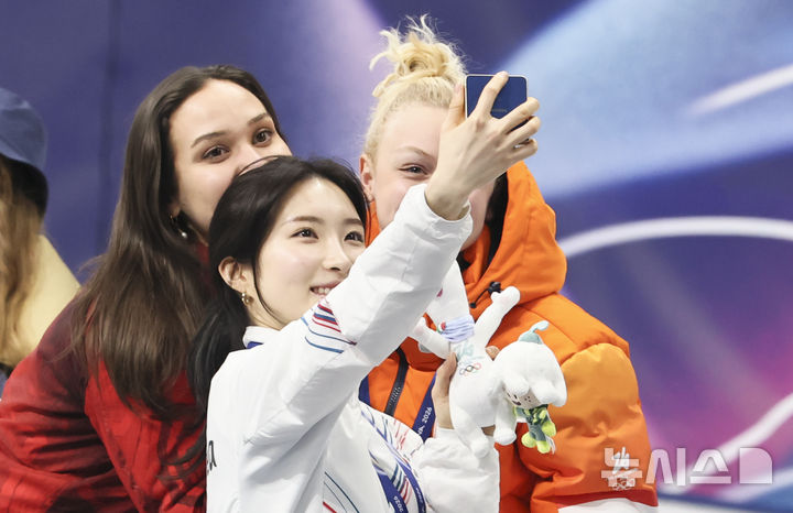 [밀라노=뉴시스] 김근수 기자 = 쇼트트랙 김길리가 16일(현지 시간) 이탈리아 밀라노 아이스 스케이팅 아레나에서 열린 2026 밀라노·코르티나 담페초 동계올림픽 쇼트트랙 여자 1000m 시상식에서 동메달을 받고 셀카를 찍고 있다. 2026.02.16. ks@newsis.com