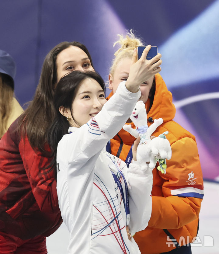 [밀라노=뉴시스] 김근수 기자 = 쇼트트랙 김길리가 16일(현지 시간) 이탈리아 밀라노 아이스 스케이팅 아레나에서 열린 2026 밀라노·코르티나 담페초 동계올림픽 쇼트트랙 여자 1000m 시상식에서 동메달을 받고 셀카를 찍고 있다. 2026.02.16. ks@newsis.com