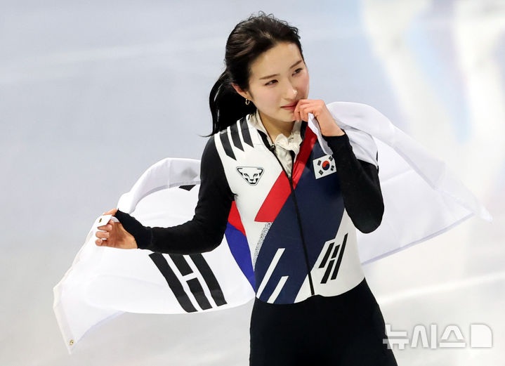 [밀라노=뉴시스] 박주성 기자 = 16일 (현지 시간) 이탈리아 밀라노 아이스 스케이팅 아레나 경기장에서 열린 2026 밀라노·코르티나담페초 동계올림픽 쇼트트랙 여자 1000m 결승에서 김길리가 동메달을 획득하고 태극기를 두르고 기뻐하고 있다. 2026.02.16. park7691@newsis.com