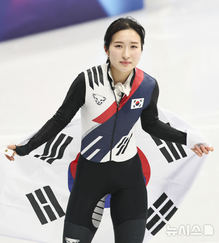 [밀라노=뉴시스] 김근수 기자 = 쇼트트랙 김길리가 16일(현지 시간) 이탈리아 밀라노 아이스 스케이팅 아레나에서 열린 2026 밀라노·코르티나 담페초 동계올림픽 쇼트트랙 여자 1000m에서 동메달을 차지하고 태극기를 들고 경기장을 돌고 있다. 2026.02.16. ks@newsis.com