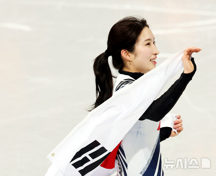 [밀라노=뉴시스] 박주성 기자 = 16일 (현지 시간) 이탈리아 밀라노 아이스 스케이팅 아레나 경기장에서 열린 2026 밀라노·코르티나담페초 동계올림픽 쇼트트랙 여자 1000m 결승에서 김길리가 동메달을 획득하고 태극기를 두르고 트랙을 돌고 있다. 2026.02.16. park7691@newsis.com