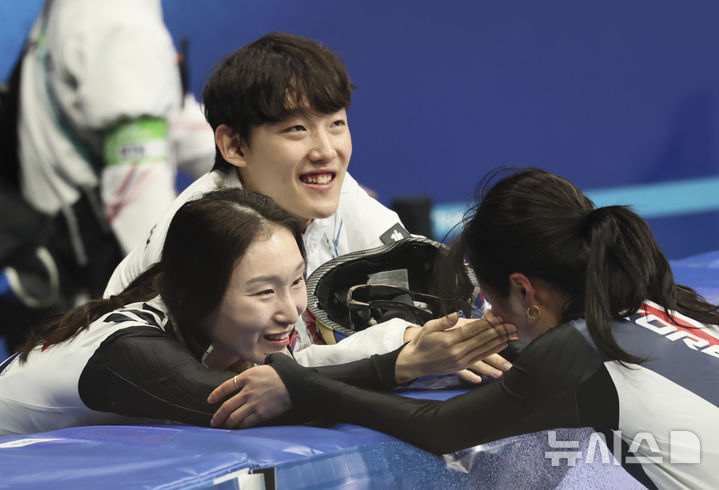 [밀라노=뉴시스] 김근수 기자 = 쇼트트랙 김길리가 16일(현지 시간) 이탈리아 밀라노 아이스 스케이팅 아레나에서 열린 2026 밀라노·코르티나 담페초 동계올림픽 쇼트트랙 여자 1000m에서 동메달을 차지한 뒤 최민정, 임종언과 인사를 나누고 있다. 2026.02.16. ks@newsis.com