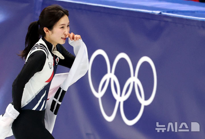 [밀라노=뉴시스] 박주성 기자 = 16일 (현지 시간) 이탈리아 밀라노 아이스 스케이팅 아레나 경기장에서 열린 2026 밀라노·코르티나담페초 동계올림픽 쇼트트랙 여자 1000m 결승에서 김길리가 동메달을 획득하고 태극기를 두르고 트랙을 돌고 있다. 2026.02.16. park7691@newsis.com