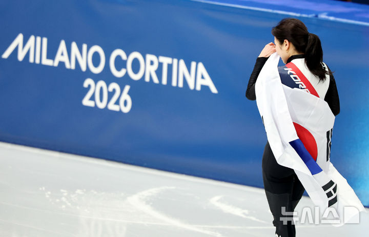 [밀라노=뉴시스] 박주성 기자 = 16일 (현지 시간) 이탈리아 밀라노 아이스 스케이팅 아레나 경기장에서 열린 2026 밀라노·코르티나담페초 동계올림픽 쇼트트랙 여자 1000m 결승에서 김길리가 동메달을 획득하고 태극기를 두르고 트랙을 돌고 있다. 2026.02.16. park7691@newsis.com