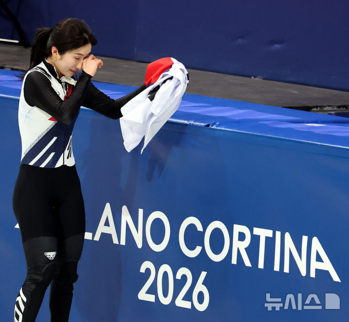 [밀라노=뉴시스] 박주성 기자 = 16일 (현지 시간) 이탈리아 밀라노 아이스 스케이팅 아레나 경기장에서 열린 2026 밀라노·코르티나담페초 동계올림픽 쇼트트랙 여자 1000m 결승에서 김길리가 동메달을 획득하고 트랙을 돌며 눈물을 닦고 있다. 2026.02.16. park7691@newsis.com