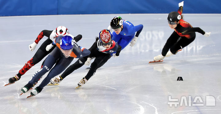 [밀라노=뉴시스] 박주성 기자 = 16일 (현지 시간) 이탈리아 밀라노 아이스 스케이팅 아레나 경기장에서 열린 2026 밀라노·코르티나담페초 동계올림픽 쇼트트랙 여자 1000m 결승에서 김길리가 역주하고 있다. 이날 경기에서 김길리는 동메달을 획득했고 금메달과 은메달은 네덜란드 잔드라 벨제부르와 캐나다 코트니 사로에게 돌아갔다. 2026.02.16. park7691@newsis.com
