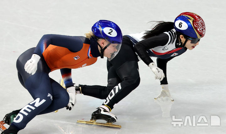 [밀라노=뉴시스] 박주성 기자 = 16일 (현지 시간) 이탈리아 밀라노 아이스 스케이팅 아레나 경기장에서 열린 2026 밀라노·코르티나담페초 동계올림픽 쇼트트랙 여자 1000m 결승에서 김길리가 역주하고 있다. 이날 경기에서 김길리는 동메달을 획득했고 금메달과 은메달은 네덜란드 잔드라 벨제부르와 캐나다 코트니 사로에게 돌아갔다. 2026.02.16. park7691@newsis.com