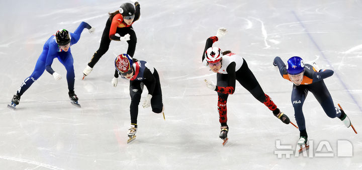 [밀라노=뉴시스] 박주성 기자 = 16일 (현지 시간) 이탈리아 밀라노 아이스 스케이팅 아레나 경기장에서 열린 2026 밀라노·코르티나담페초 동계올림픽 쇼트트랙 여자 1000m 결승에서 김길리가 역주하고 있다. 이날 경기에서 김길리는 동메달을 획득했고 금메달과 은메달은 네덜란드 잔드라 벨제부르와 캐나다 코트니 사로에게 돌아갔다. 2026.02.16. park7691@newsis.com