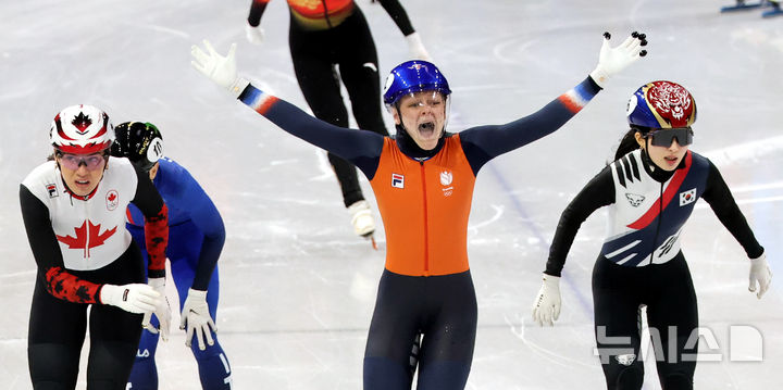 [밀라노=뉴시스] 박주성 기자 = 16일 (현지 시간) 이탈리아 밀라노 아이스 스케이팅 아레나 경기장에서 열린 2026 밀라노·코르티나담페초 동계올림픽 쇼트트랙 여자 1000m 결승에서 김길리가 3위로 들어와 동메달을 획득하고 있다. 금메달과 은메달은 네덜란드 잔드라 벨제부르와 캐나다 코트니 사로에게 돌아갔다. 2026.02.16. park7691@newsis.com