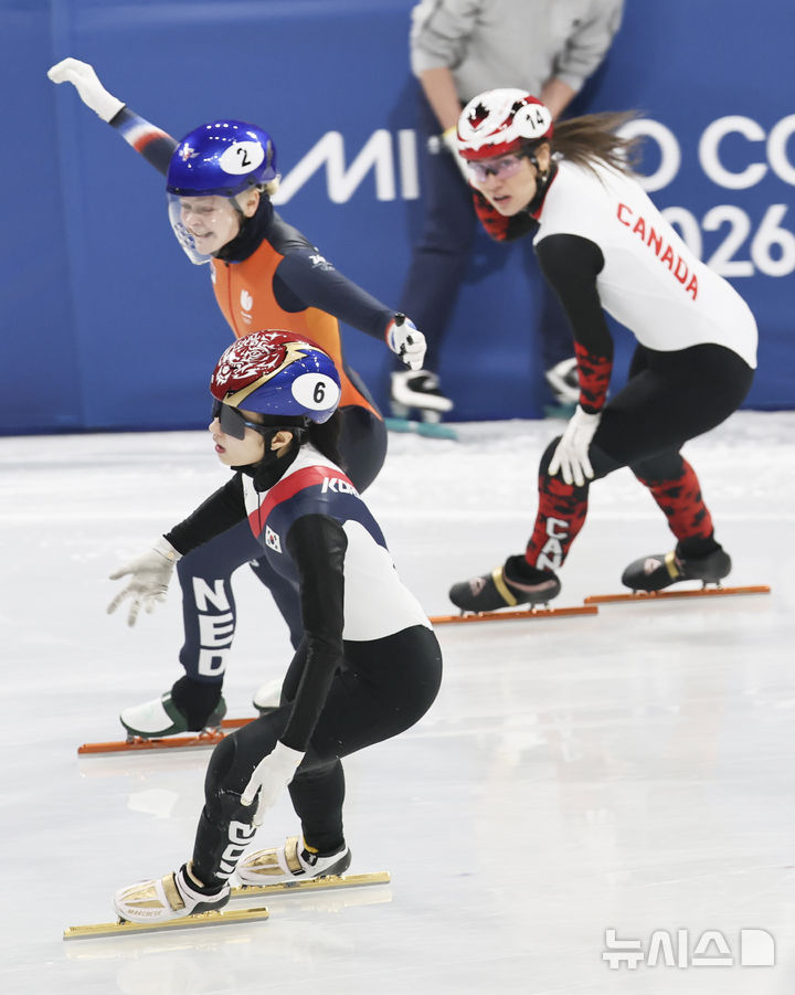 [밀라노=뉴시스] 김근수 기자 = 쇼트트랙 김길리가 16일(현지 시간) 이탈리아 밀라노 아이스 스케이팅 아레나에서 열린 2026 밀라노·코르티나 담페초 동계올림픽 쇼트트랙 여자 1000m에서 세번째로 들어오고 있다. 2026.02.16. ks@newsis.com