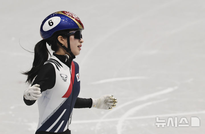 [밀라노=뉴시스] 김근수 기자 = 쇼트트랙 김길리가 16일(현지 시간) 이탈리아 밀라노 아이스 스케이팅 아레나에서 열린 2026 밀라노·코르티나 담페초 동계올림픽 쇼트트랙 여자 1000m에서 동메달을 차지한 뒤 아쉬워하고 있다. 2026.02.16. ks@newsis.com