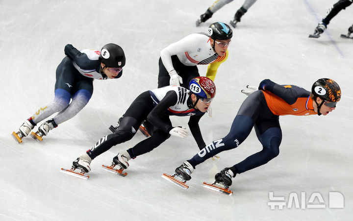 [밀라노=뉴시스] 박주성 기자 = 16일 (현지 시간) 이탈리아 밀라노 아이스 스케이팅 아레나 경기장에서 열린 2026 밀라노·코르티나담페초 동계올림픽 쇼트트랙 남자 5000m 계주 준결승에서 대한민국 대표팀 임종언이 역주하고 있다. 2026.02.16. park7691@newsis.com