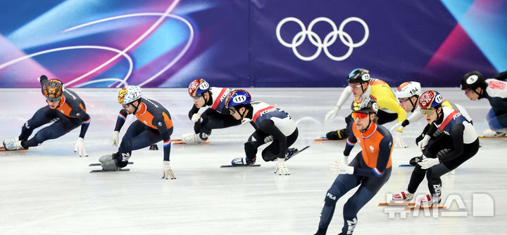 [밀라노=뉴시스] 박주성 기자 = 16일 (현지 시간) 이탈리아 밀라노 아이스 스케이팅 아레나 경기장에서 열린 2026 밀라노·코르티나담페초 동계올림픽 쇼트트랙 남자 5000m 계주 준결승에서 대한민국 대표팀이 역주하고 있다. 2026.02.16. park7691@newsis.com