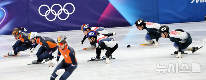 [밀라노=뉴시스] 박주성 기자 = 16일 (현지 시간) 이탈리아 밀라노 아이스 스케이팅 아레나 경기장에서 열린 2026 밀라노·코르티나담페초 동계올림픽 쇼트트랙 남자 5000m 계주 준결승에서 대한민국 대표팀이 역주하고 있다. 2026.02.16. park7691@newsis.com