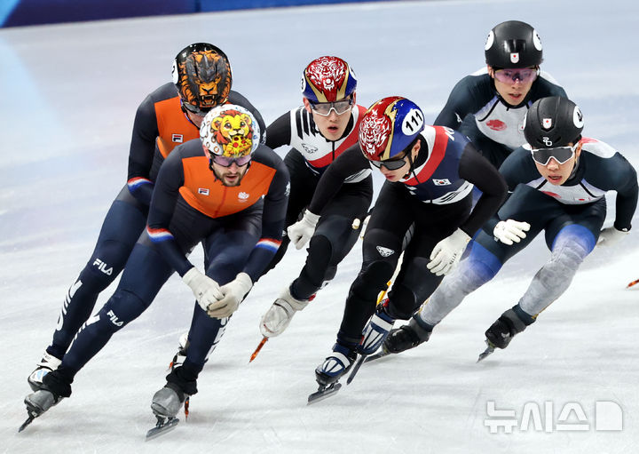 [밀라노=뉴시스] 박주성 기자 = 16일 (현지 시간) 이탈리아 밀라노 아이스 스케이팅 아레나 경기장에서 열린 2026 밀라노·코르티나담페초 동계올림픽 쇼트트랙 남자 5000m 계주 준결승에서 대한민국 대표팀 임종헌이 이정민을 밀어줄 준비를 하고 있다. 2026.02.16. park7691@newsis.com