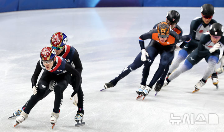 [밀라노=뉴시스] 박주성 기자 = 16일 (현지 시간) 이탈리아 밀라노 아이스 스케이팅 아레나 경기장에서 열린 2026 밀라노·코르티나담페초 동계올림픽 쇼트트랙 남자 5000m 계주 준결승에서 대한민국 대표팀 이준서가 임종언을 밀어주고 있다. 2026.02.16. park7691@newsis.com