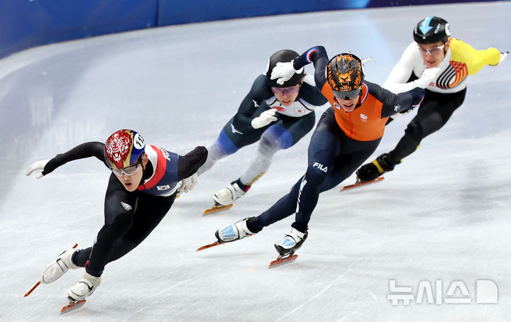 [밀라노=뉴시스] 박주성 기자 = 16일 (현지 시간) 이탈리아 밀라노 아이스 스케이팅 아레나 경기장에서 열린 2026 밀라노·코르티나담페초 동계올림픽 쇼트트랙 남자 5000m 계주 준결승에서 대한민국 대표팀 임종언이 역주하고 있다. 2026.02.16. park7691@newsis.com