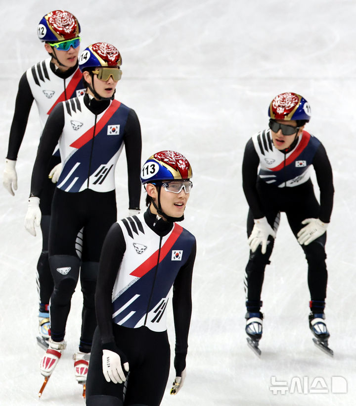 [밀라노=뉴시스] 박주성 기자 = 16일 (현지 시간) 이탈리아 밀라노 아이스 스케이팅 아레나 경기장에서 열린 2026 밀라노·코르티나담페초 동계올림픽 쇼트트랙 남자 5000m 계주 준결승에서 대한민국 대표팀이 1위로 결승에 진출 후 기뻐하고 있다. 2026.02.16. park7691@newsis.com