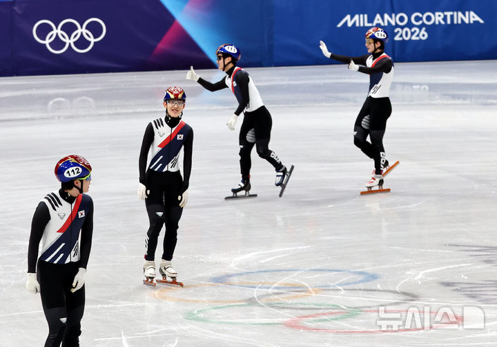 [밀라노=뉴시스] 박주성 기자 = 16일 (현지 시간) 이탈리아 밀라노 아이스 스케이팅 아레나 경기장에서 열린 2026 밀라노·코르티나담페초 동계올림픽 쇼트트랙 남자 5000m 계주 준결승에서 대한민국 대표팀이 1위로 결승에 진출 후 기뻐하고 있다. 2026.02.16. park7691@newsis.com