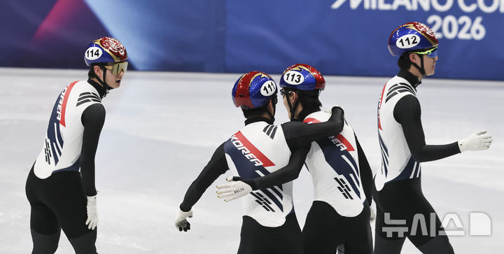 [밀라노=뉴시스] 김근수 기자 = 한국 남자 쇼트트랙 대표팀이 16일(현지 시간) 이탈리아 밀라노 아이스 스케이팅 아레나에서 열린 2026 밀라노·코르티나 담페초 동계올림픽 쇼트트랙 남자 5000m 계주 준결승에서 결승 진출에 성공하자 기뻐하고 있다. 2026.02.16. ks@newsis.com