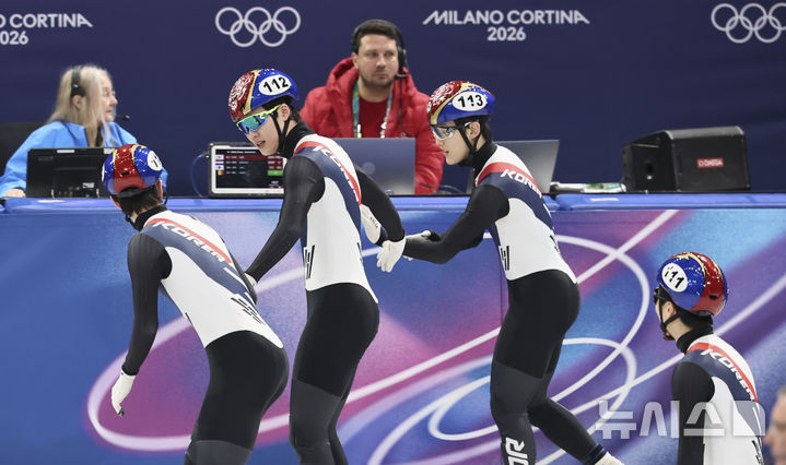 [밀라노=뉴시스] 김근수 기자 = 한국 남자 쇼트트랙 대표팀이 16일(현지 시간) 이탈리아 밀라노 아이스 스케이팅 아레나에서 열린 2026 밀라노·코르티나 담페초 동계올림픽 쇼트트랙 남자 5000m 계주 준결승에서 결승 진출에 성공하자 기뻐하고 있다. 2026.02.16. ks@newsis.com