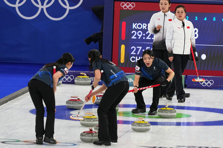[코르티나담페초=AP/뉴시스] 한국 여자 컬링 대표팀이 16일(현지 시간) 이탈리아 코르티나담페초의 코르티나 컬링 올림픽 스타디움에서 열린 2026 밀라노·코르티나 동계올림픽 컬링 라운드로빈 6차전 중국과 경기하고 있다. 한국이 10-9로 재역전승을 거두고 4승2패를 기록했다. 2026.02.17. 