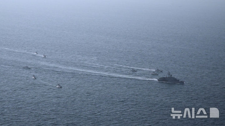[AP/뉴시스] 이란 혁명수비대 제공 사진으로 16일 수비대가 페르시아만에서 훈련하고 있다