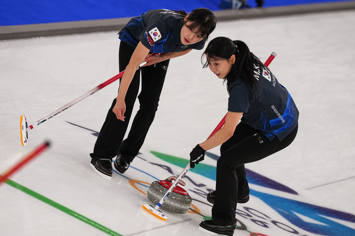 [코르티나담페초=AP/뉴시스] 한국 여자 컬링 대표팀 설예은과 김민지가 16일(현지 시간) 이탈리아 코르티나담페초의 코르티나 컬링 올림픽 스타디움에서 열린 2026 밀라노·코르티나 동계올림픽 컬링 라운드로빈 6차전 중국과 경기하고 있다. 한국이 10-9로 재역전승을 거두고 4승2패를 기록했다. 2026.02.17.