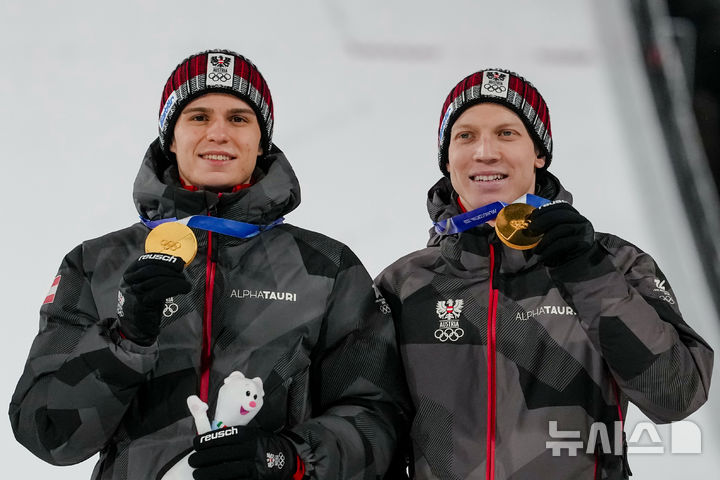 [프레다초=AP/뉴시스] 오스트리아의 슈테판 엠바허와 얀 호얼. 2026.02.16.