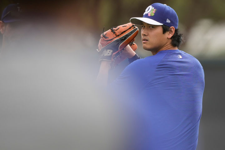 [피닉스=AP/뉴시스] 메이저리그 LA 다저스 스프링캠프에서 공을 던지는 오타니 쇼헤이. 2026.02.18. 